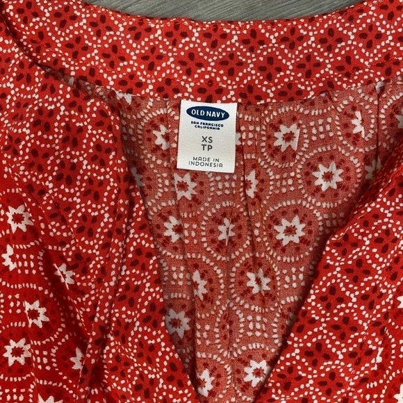 Old Navy Floral Lightweight Tank Top - Picture 2 of 4